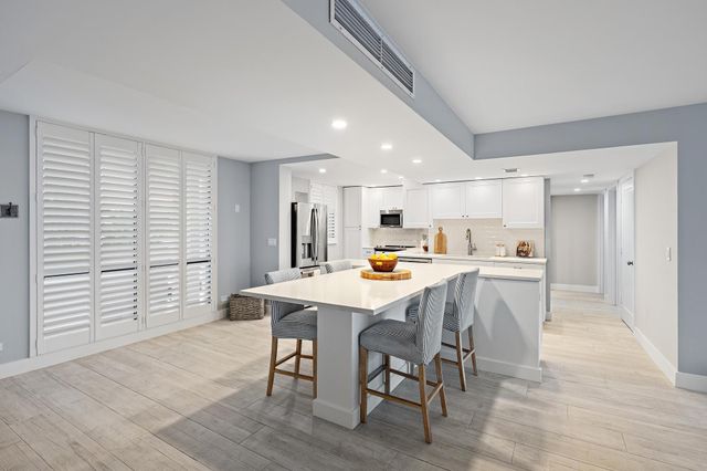 134 LAKESHORE Drive 316, North Palm Beach, FL 33408