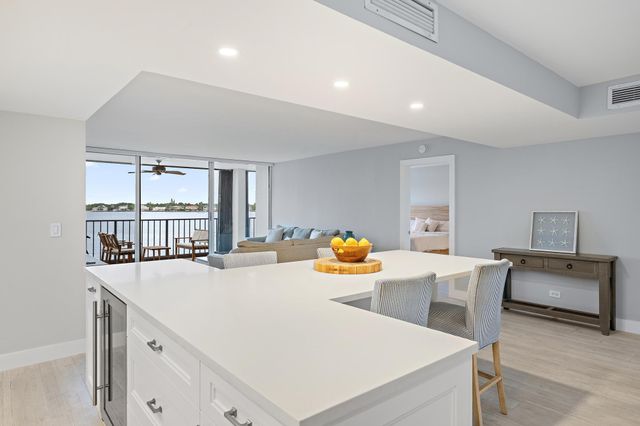 134 LAKESHORE Drive 316, North Palm Beach, FL 33408