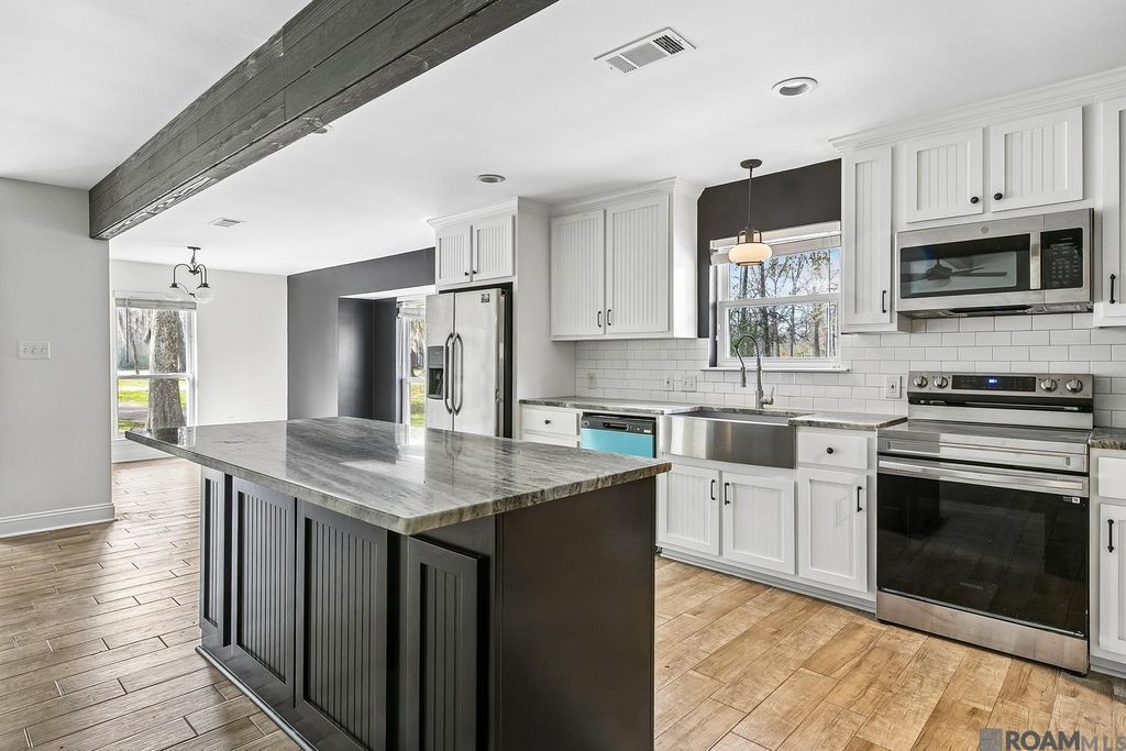 39006 Camp Dr, Prairieville, LA 70769