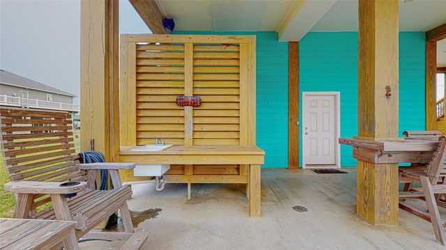 923 Tidelands Drive, Crystal Beach, TX 77650