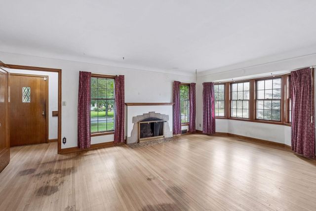 1390 Iowa Avenue W, Falcon Heights, MN 55108