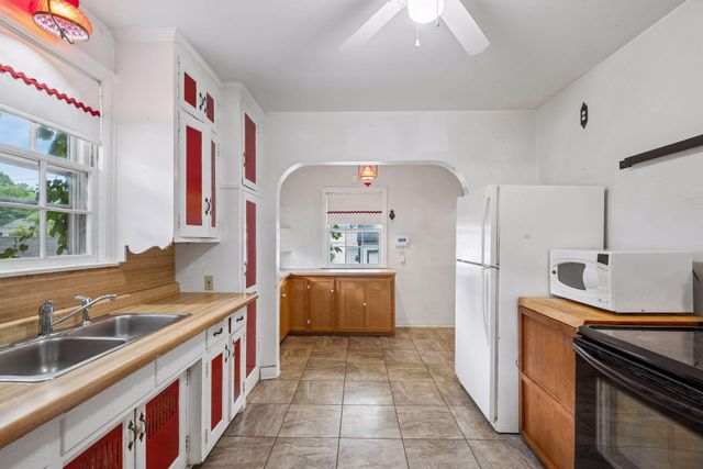 1390 Iowa Avenue W, Falcon Heights, MN 55108