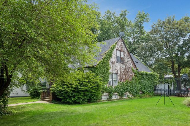 1390 Iowa Avenue W, Falcon Heights, MN 55108