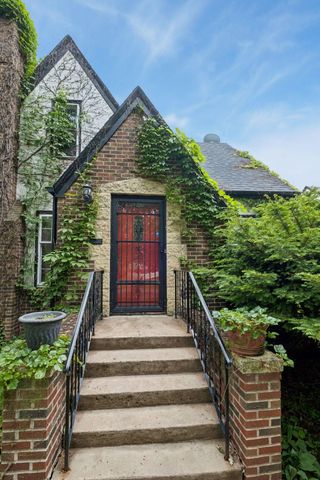 1390 Iowa Avenue W, Falcon Heights, MN 55108