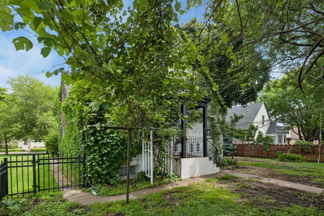 1390 Iowa Avenue W, Falcon Heights, MN 55108