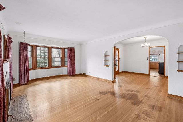 1390 Iowa Avenue W, Falcon Heights, MN 55108