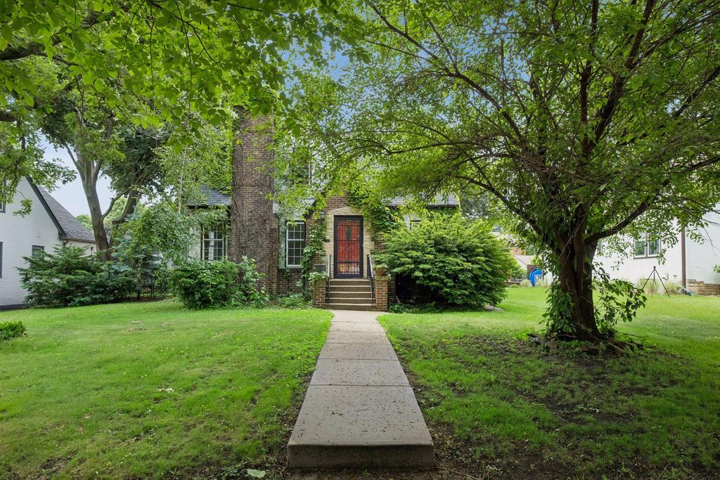 1390 Iowa Avenue W, Falcon Heights, MN 55108