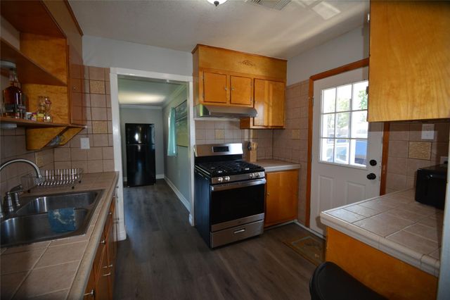 1217 9th Avenue N, Texas City, TX 77590