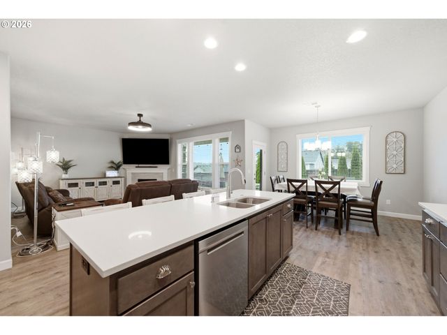 618 E TANOAK Ave, La Center, WA 98629