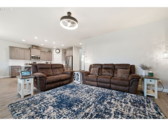 618 E TANOAK Ave, La Center, WA 98629