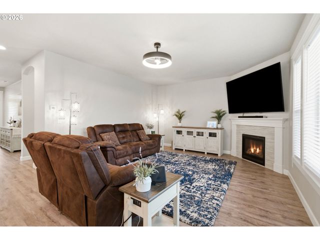 618 E TANOAK Ave, La Center, WA 98629