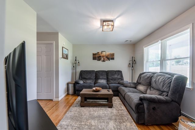 1 Sean Court, Rock Tavern, NY 12575
