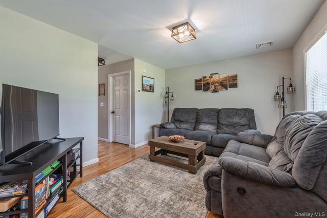 1 Sean Court, Rock Tavern, NY 12575