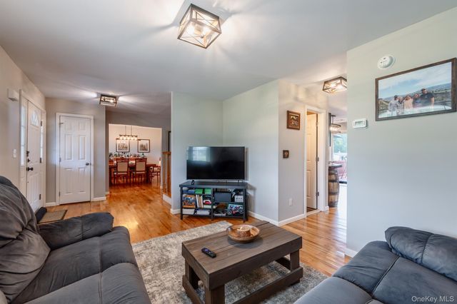 1 Sean Court, Rock Tavern, NY 12575