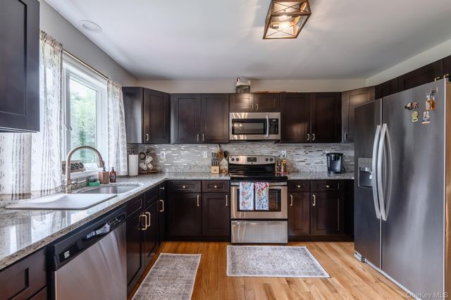 1 Sean Court, Rock Tavern, NY 12575