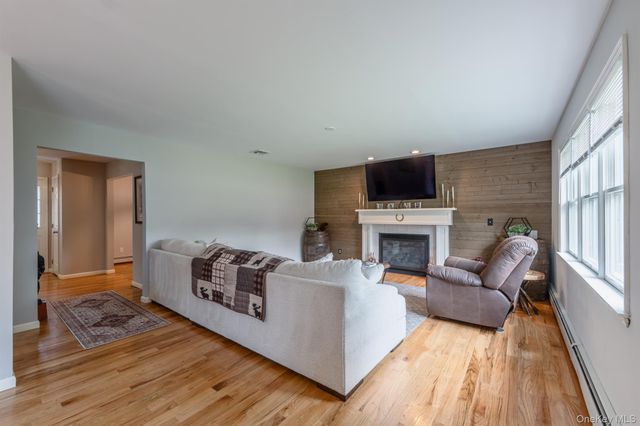 1 Sean Court, Rock Tavern, NY 12575