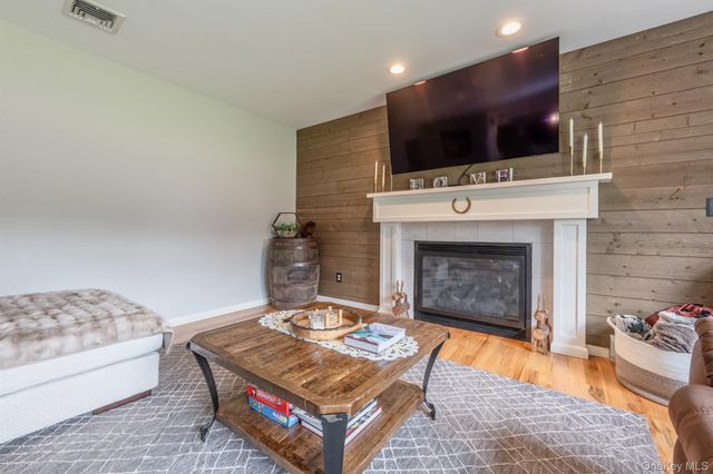 1 Sean Court, Rock Tavern, NY 12575