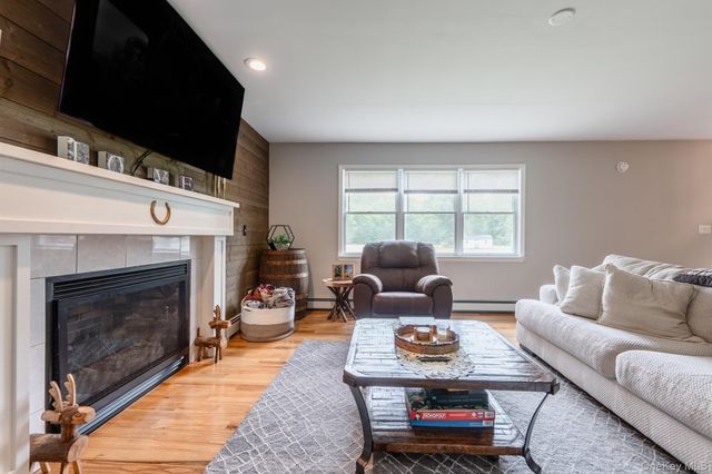 1 Sean Court, Rock Tavern, NY 12575