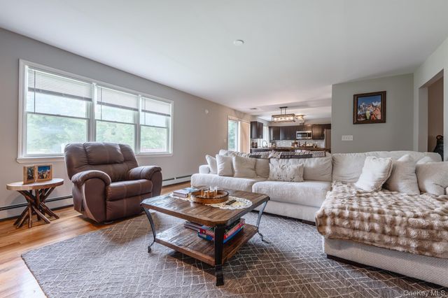 1 Sean Court, Rock Tavern, NY 12575