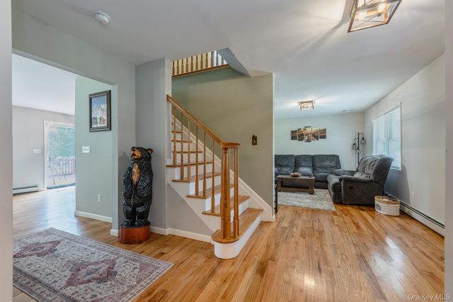 1 Sean Court, Rock Tavern, NY 12575