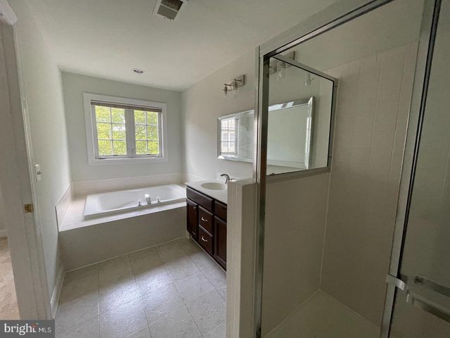 8141 SKELTON CIR, Falls Church, VA 22042