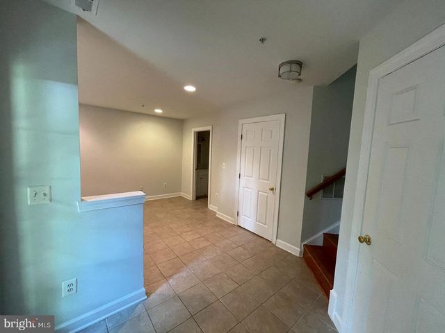 8141 SKELTON CIR, Falls Church, VA 22042