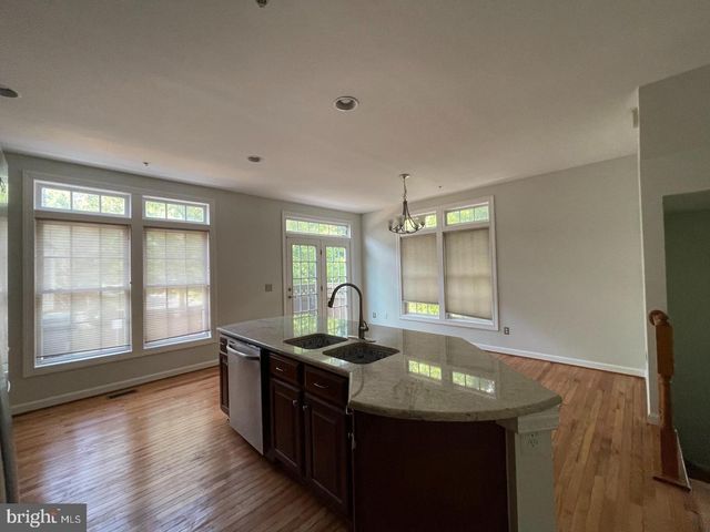 8141 SKELTON CIR, Falls Church, VA 22042
