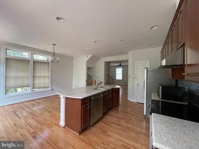 8141 SKELTON CIR, Falls Church, VA 22042