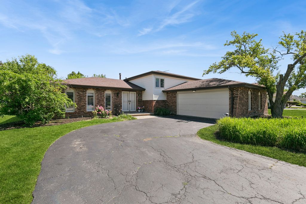 726 E 194th Street, Glenwood, IL 60425