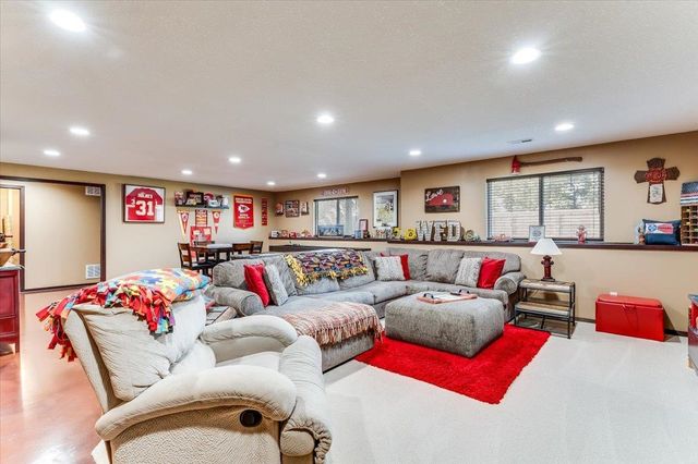 3213 S Bluelake ct, Wichita, KS 67215