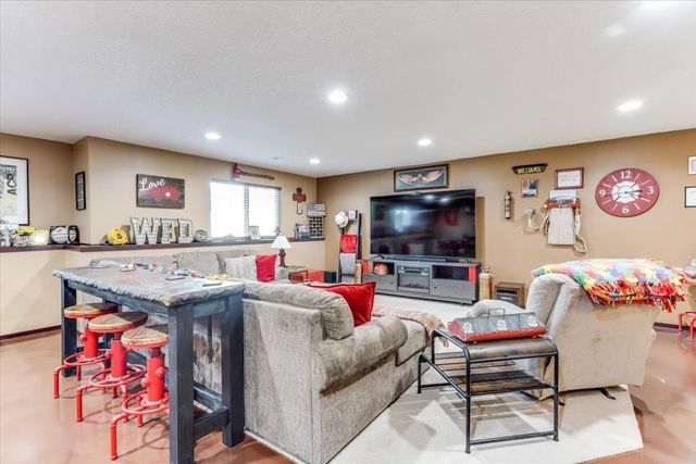 3213 S Bluelake ct, Wichita, KS 67215