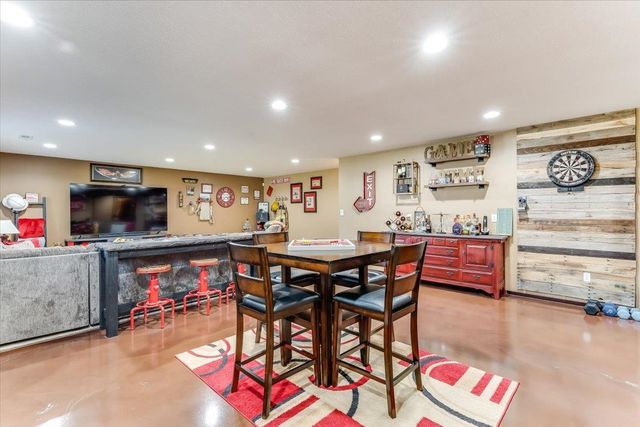 3213 S Bluelake ct, Wichita, KS 67215