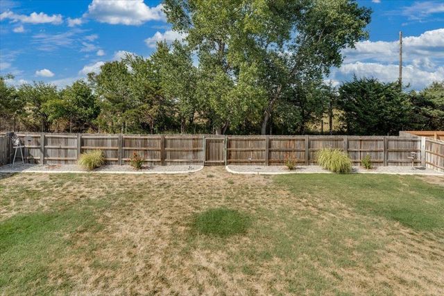 3213 S Bluelake ct, Wichita, KS 67215