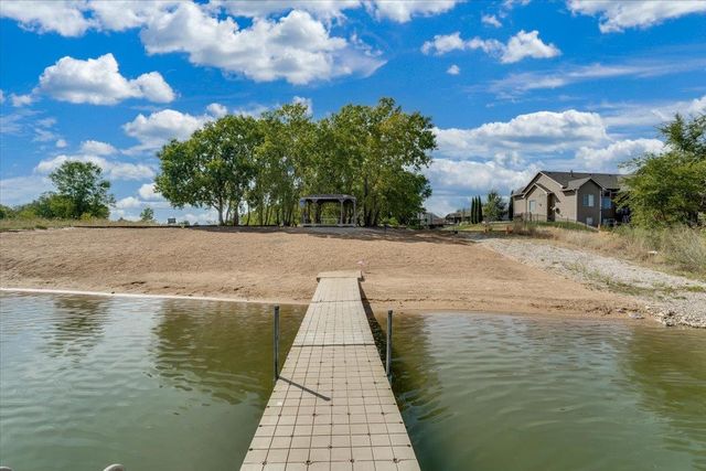 3213 S Bluelake ct, Wichita, KS 67215