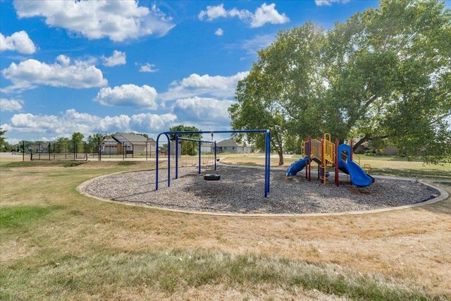 3213 S Bluelake ct, Wichita, KS 67215