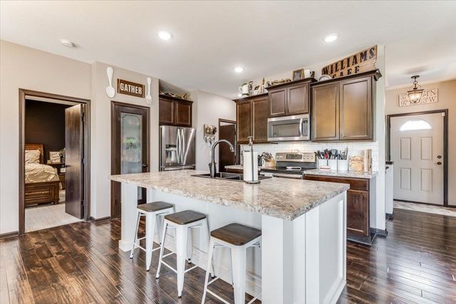 3213 S Bluelake ct, Wichita, KS 67215