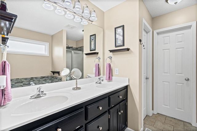 1404 NE 196th Street, Smithville, MO 64089