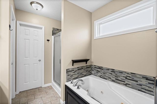 1404 NE 196th Street, Smithville, MO 64089