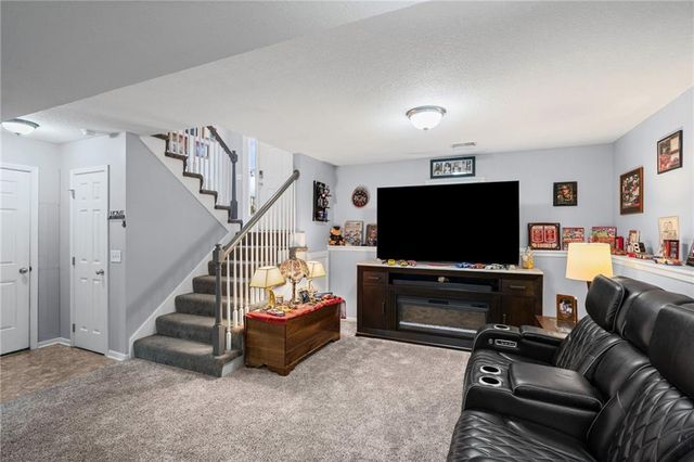1404 NE 196th Street, Smithville, MO 64089