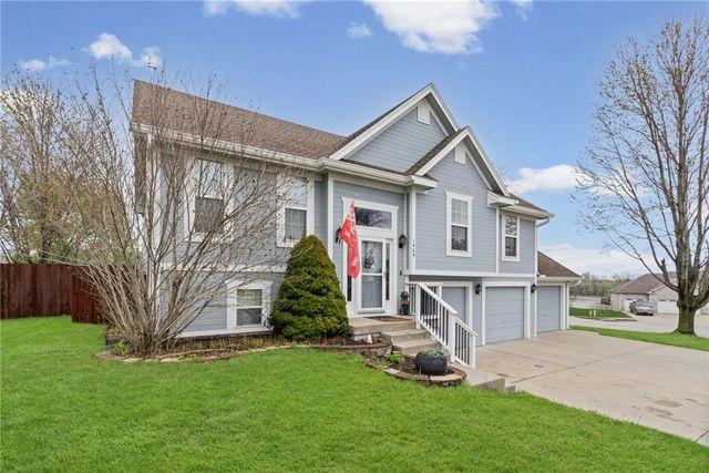 1404 NE 196th Street, Smithville, MO 64089