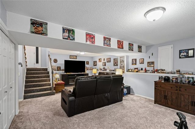 1404 NE 196th Street, Smithville, MO 64089