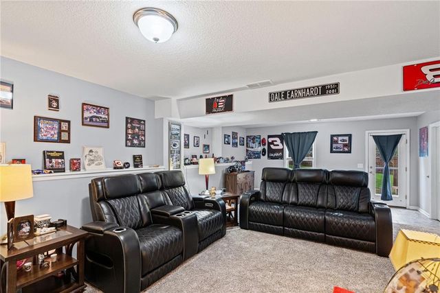 1404 NE 196th Street, Smithville, MO 64089