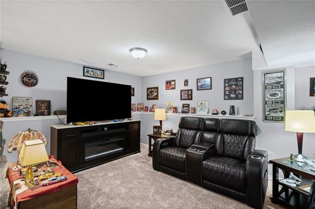 1404 NE 196th Street, Smithville, MO 64089