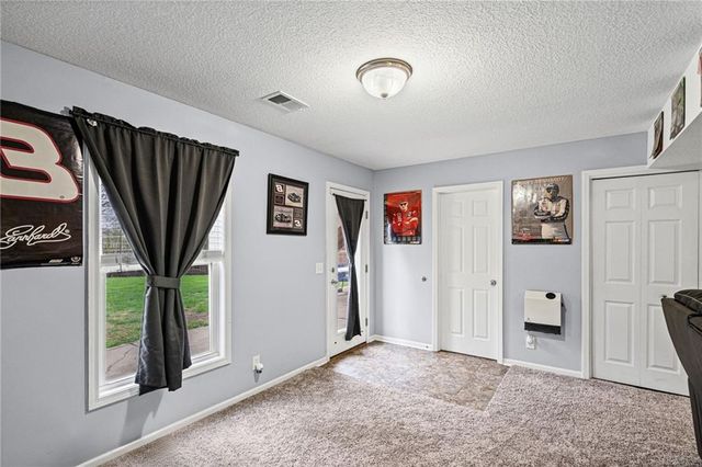 1404 NE 196th Street, Smithville, MO 64089