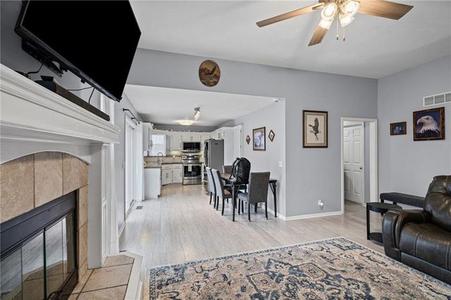 1404 NE 196th Street, Smithville, MO 64089