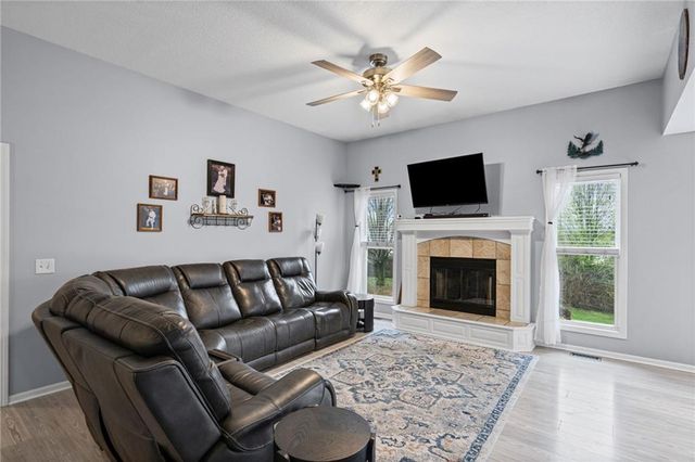 1404 NE 196th Street, Smithville, MO 64089