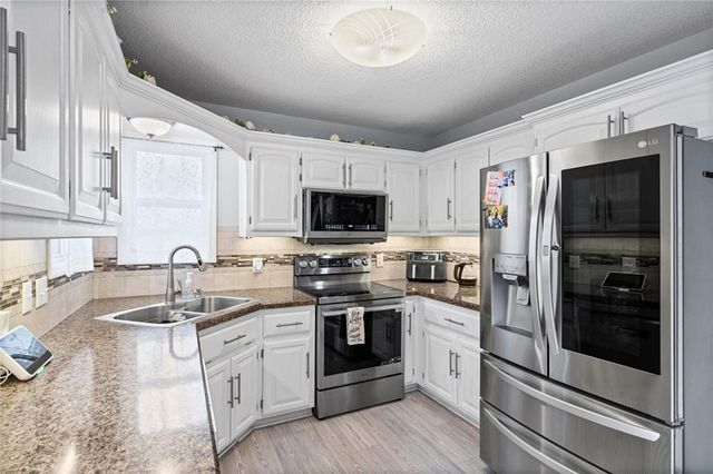1404 NE 196th Street, Smithville, MO 64089