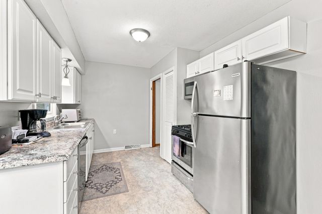 505 E Holcomb Avenue, Des Moines, IA 50313