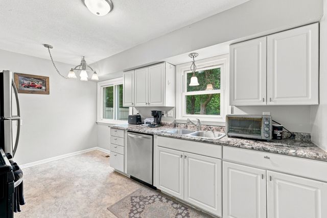 505 E Holcomb Avenue, Des Moines, IA 50313