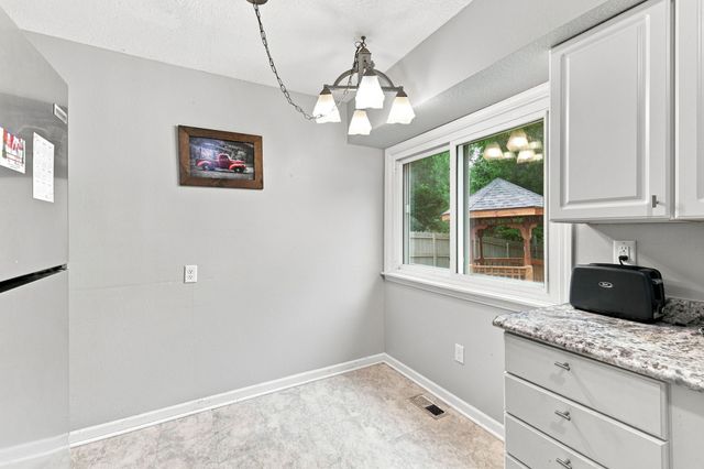 505 E Holcomb Avenue, Des Moines, IA 50313